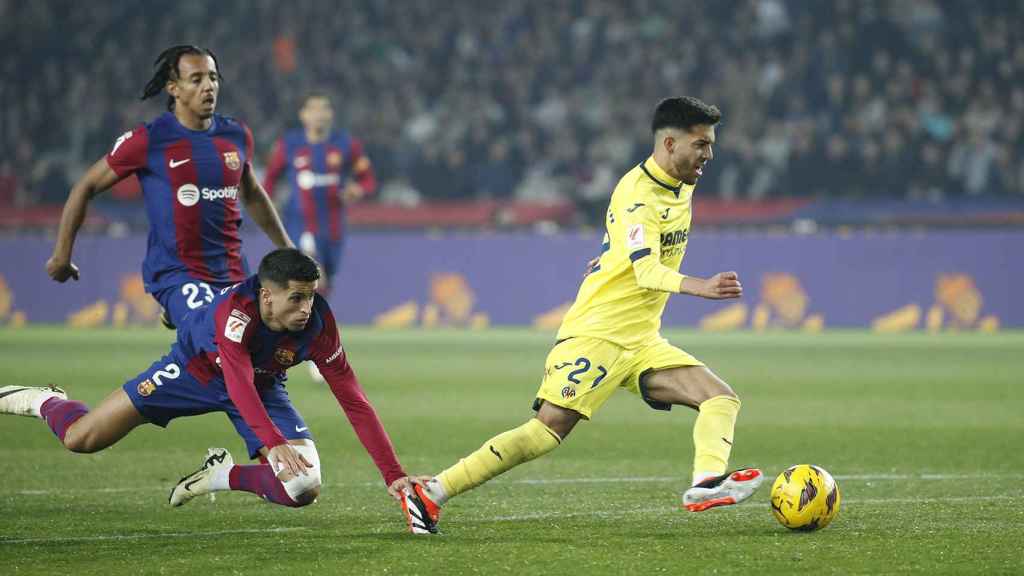 Ilias Akhomach supera a Joao Cancelo abans d'anotar el seu gol
