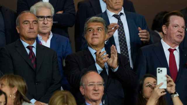 Joan Laporta, junto a Rafa Yuste, en el palco de Montjuïc