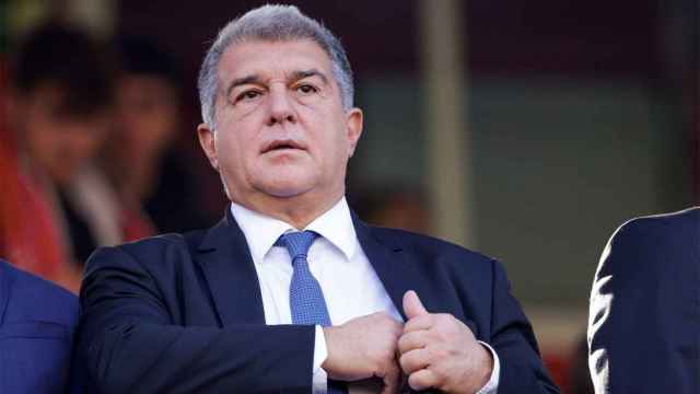 Laporta, con rostro serio en las gradas de Montjuïc