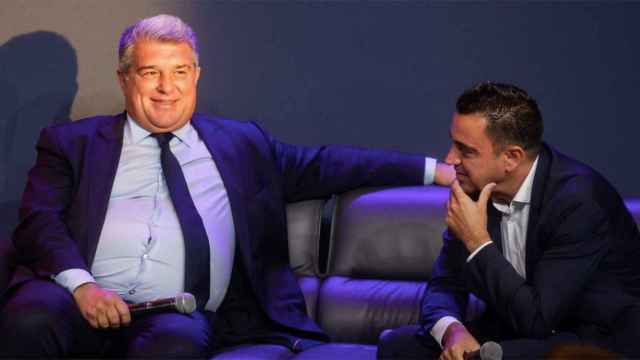 Joan Laporta y Xavi Hernández, cara a cara en un acto del Barça