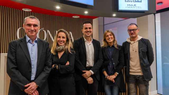 Participantes de la mesa redonda sobre sostenibilidad de Crónica Global, de izquierda a derecha: Carlos Malet, profesor y director asociado de IQS School of Management; Lourdes Moreno, responsable de sostenibilidad de Banca de Empresas de CaixaBank; Aleix Mercader, periodista; Alba Obiols, directora de sostenibilidad de Kave Home, y Joan Luque, coordinador de sostenibilidad de Alier