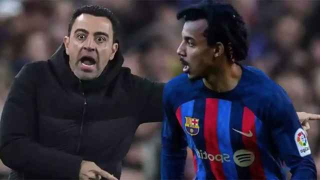 Jules Koundé, junto a Xavi en una imagen de archivo