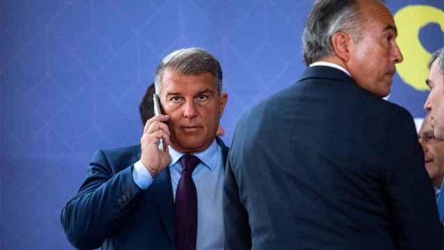 Laporta, contestando a una llamada en una imagen de archivo