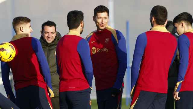 Robert Lewandowski, Xavi y varios jugadores del Barça, durante un entrenamiento