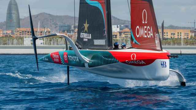 Imagen de un buque de la 37ª Copa América de vela durante un entreno