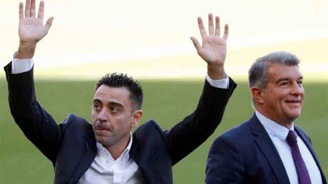Xavi Hernández y Joan Laporta, durante la presentación del técnico