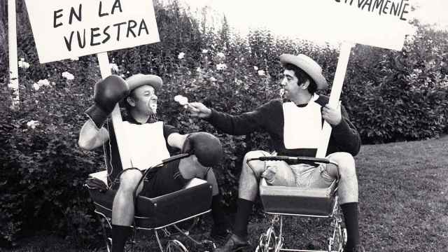 Manuel Summers y el humorista Chumy Chúmez, en una fotografía cómica disfrazados de bebés.