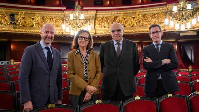 Helena Guardans rodeada por la derecha de Savador Alemany (presidente del Liceu) y Valentí Oviedo (director general) y por la izquierda de Víctor García de Gomar, director artístico