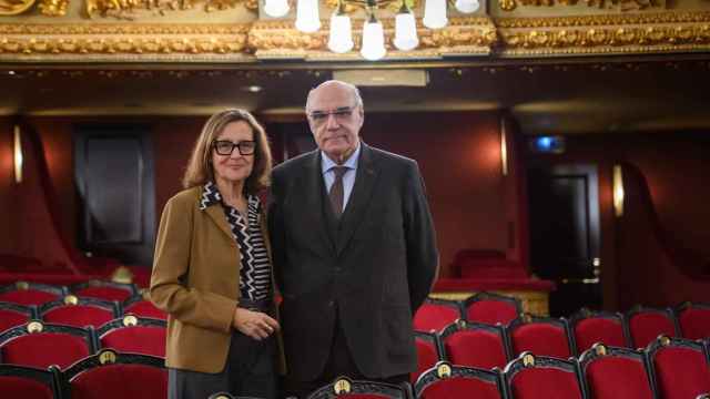Helena Guardans junto a Salvador Alemany en el patio de butacas del Gran Teatro del Liceu