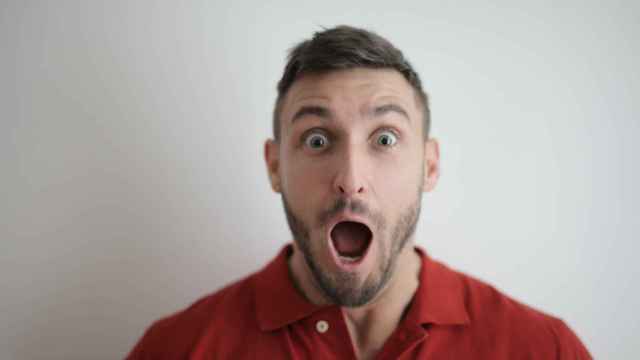 Imagen de archivo de un hombre sorprendido