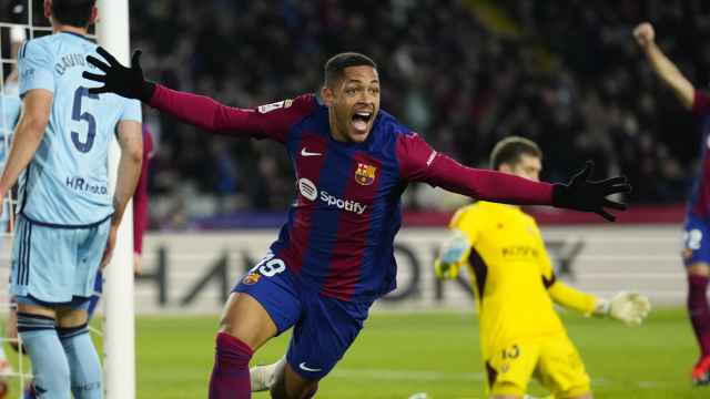 Vitor Roque celebra pletórico su primer gol con el Barça ante el Osasuna
