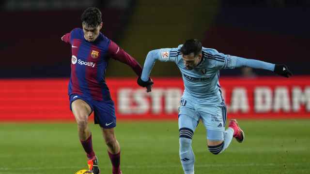 Pedri conduce el balón, presionado por José Arnaiz