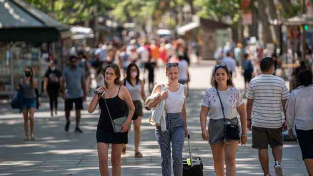 Tres mujeres pasean por Las Ramblas