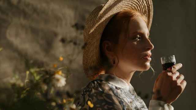 Una mujer toma una copa de vino