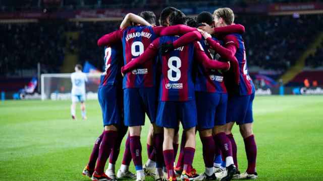 Los jugadores del Barça festejan en piña el gol de Vitor Roque al Osasuna