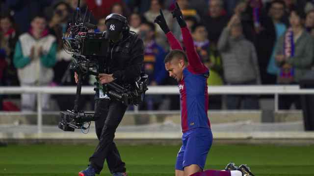 Vitor Roque se arrodilla ante los aplausos de los culés en Montjuïc tras marcarle a Osasuna