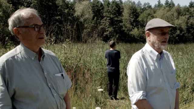 Horts Wätcher, Philippe Sands, de espaldas, y Niklas Hans, en 'My nazi Legazy'