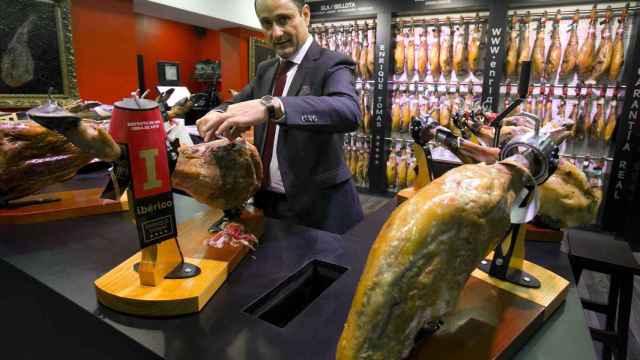 El empresario Enrique Tomás, con algunas de sus cotizadas piezas