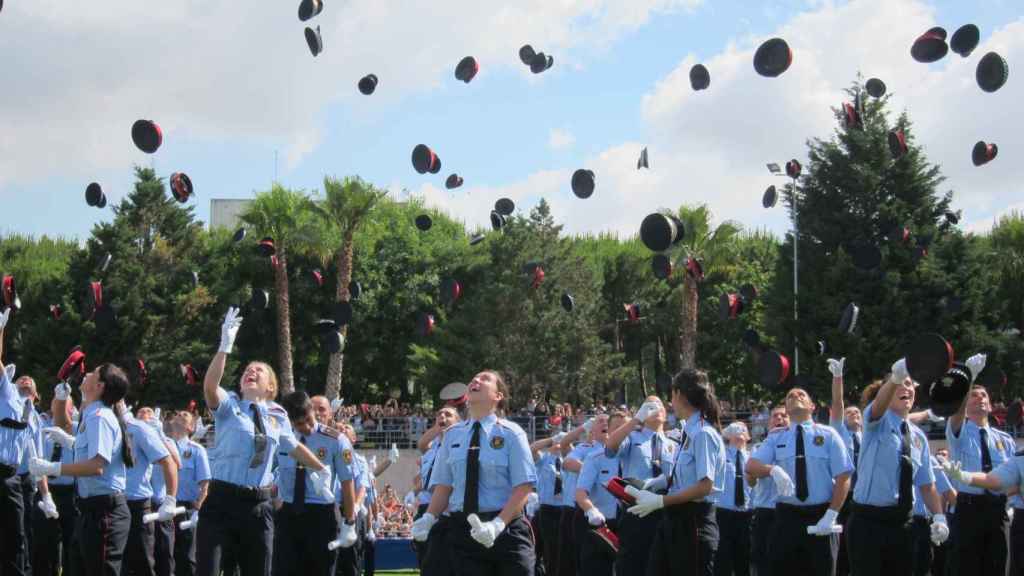 Aspirantes a Mossos durante un acto de graduación
