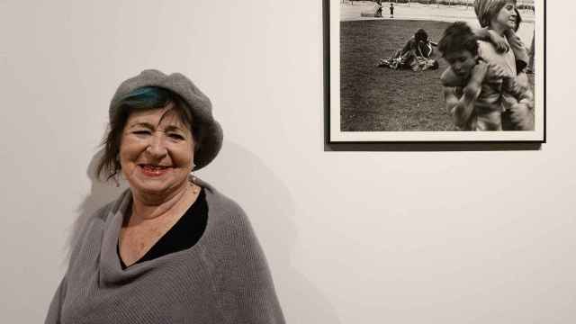 La fotógrafa Montse Santamaría junto a una de sus imágenes