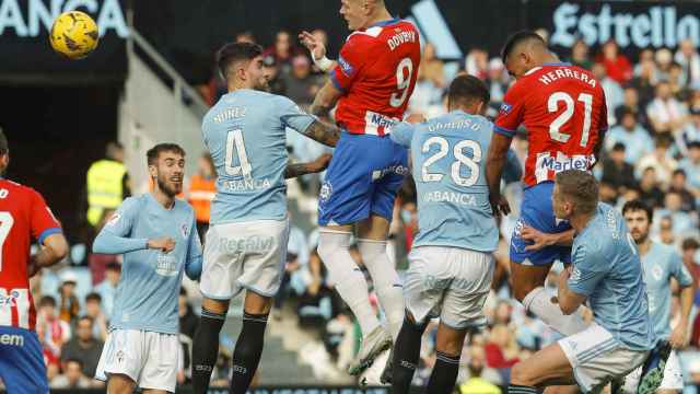 Artem Dovbyk y Unai Núñez disputan un balón aéreo en el Celta-Girona