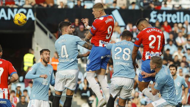 Artem Dovbyk y Unai Núñez disputan un balón aéreo en el Celta-Girona