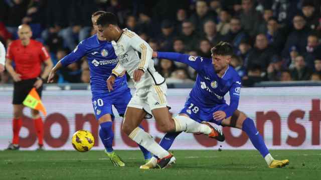 Jude Bellingham recibe una entrada de José Ángel Carmona en el Getafe-Real Madrid