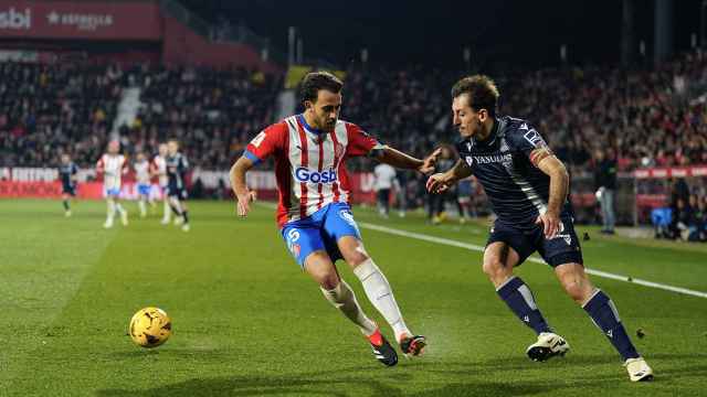 Éric García marca a Oyarzabal en el Girona-Real Sociedad
