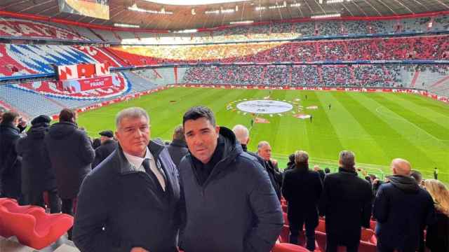 Joan Laporta y Deco, durante el homenaje a Franz Beckenbauer