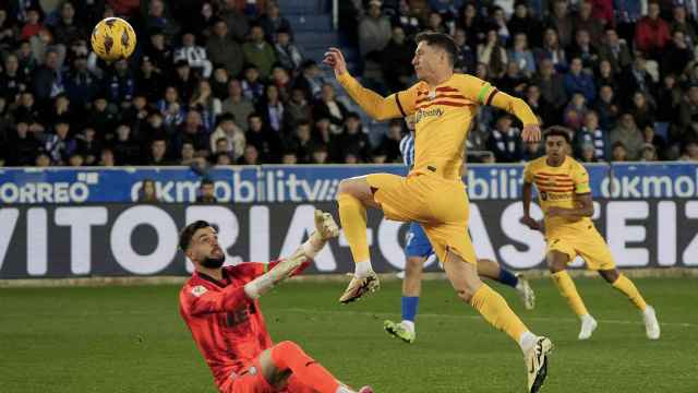 Lewandowski define magistralmente por encima del portero del Deportivo Alavés