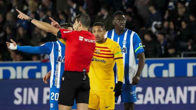 Martínez Munuera expulsa a Vitor Roque por doble amarilla