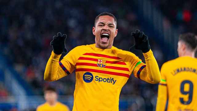 Vitor Roque ruge como un tigre tras marcar gol contra el Deportivo Alavés