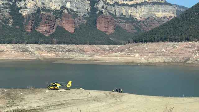 Los servicios de emergencias rescatan al curioso atrapado en el fango del embalse de Sau