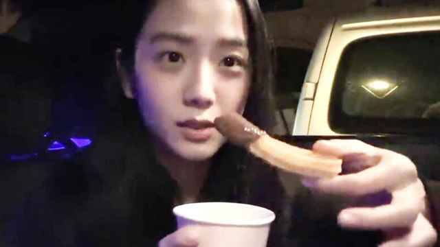 Jinsoo, con un churro de Manuel San Román, en Barcelona