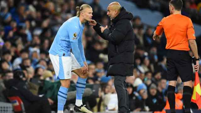 Guardiola da indicaciones a Haaland en un partido de Premier League