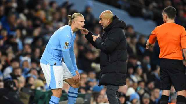 Guardiola da indicaciones a Haaland en un partido de Premier League