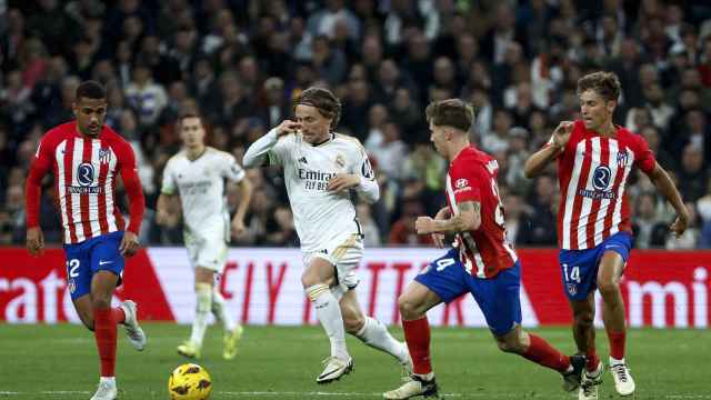 Modric conduce el balón contra el Atlético