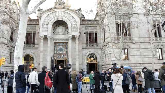 Cámaras frente a la Audiencia Provincial de Barcelona, donde se celebra el juicio a Dani Alves por agresión sexual