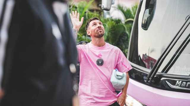 Messi saluda a varios aficionados durante la gira con el Inter Miami