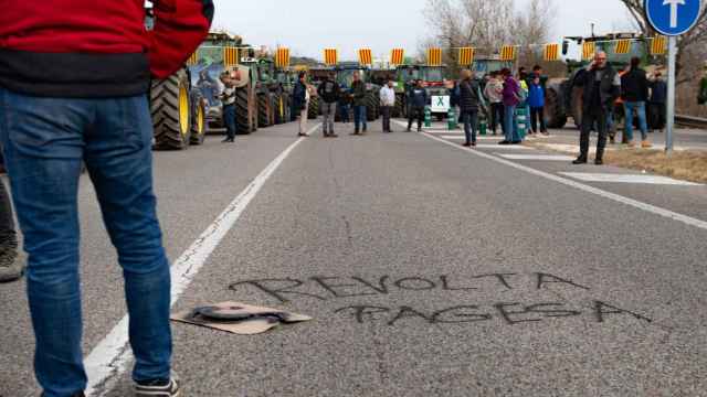 Agricultores y ganaderos durante una concentración de tractores, a 6 de febrero de 2024, en Medinyà, Girona