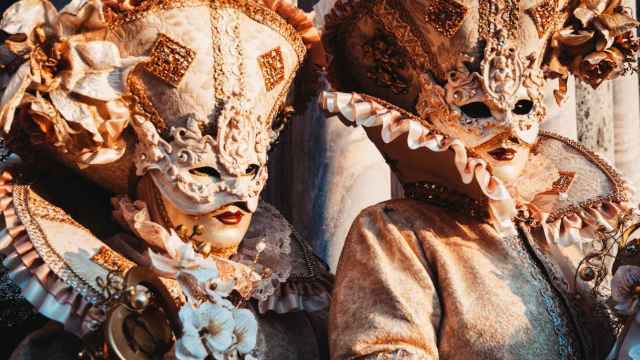 Dos personas con máscaras