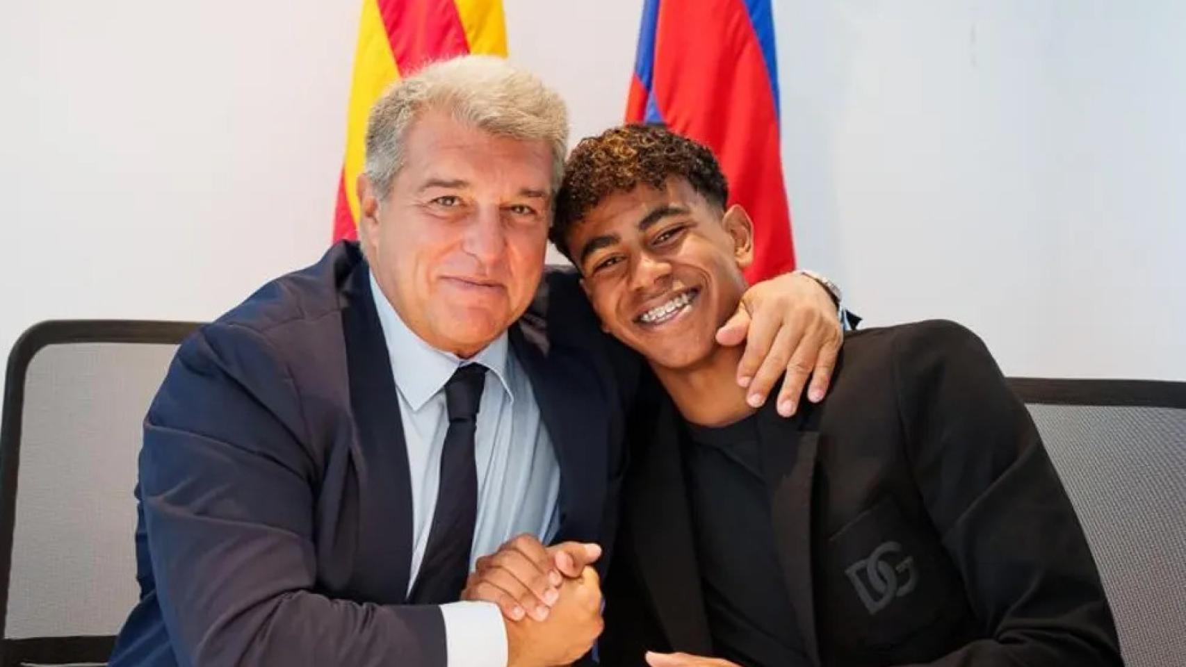 Joan Laporta y Lamine Yamal, durante la renovación de su contrato con el Barça