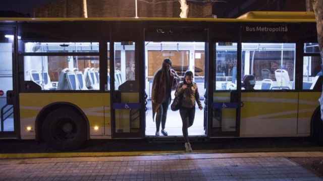 Imagen de dos pasajeros del NitBus de Barcelona