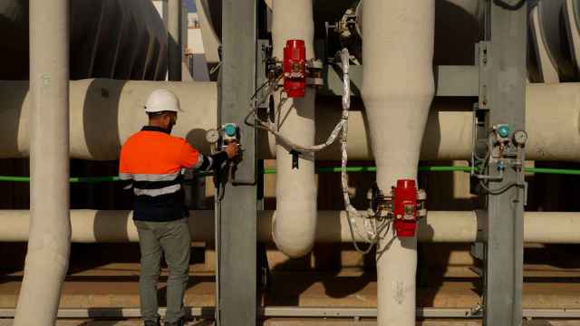 Un trabajador de una desalinizadora, en una imagen de archivo