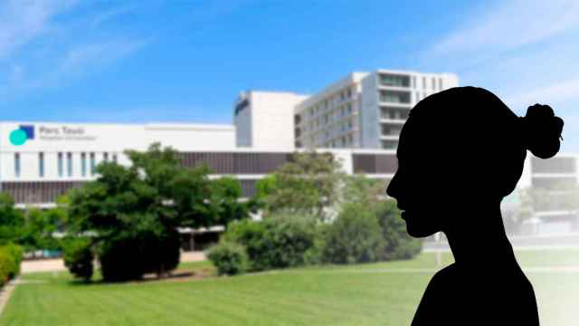 Silueta de una sanitaria ante el Hospital Parc Taulí de Sabadell
