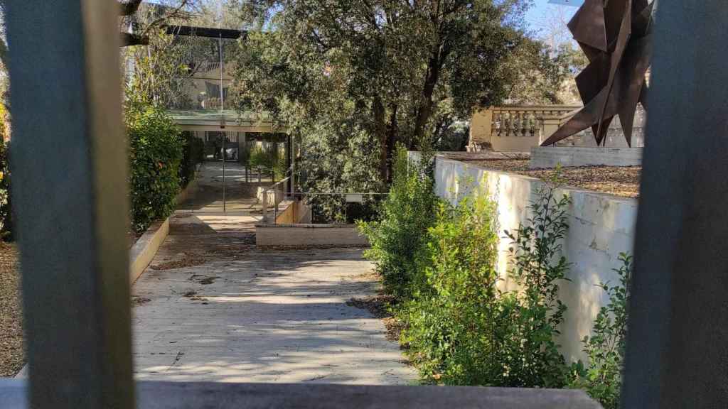 El pati de la seu de Litexco a Barcelona, avui abandonada