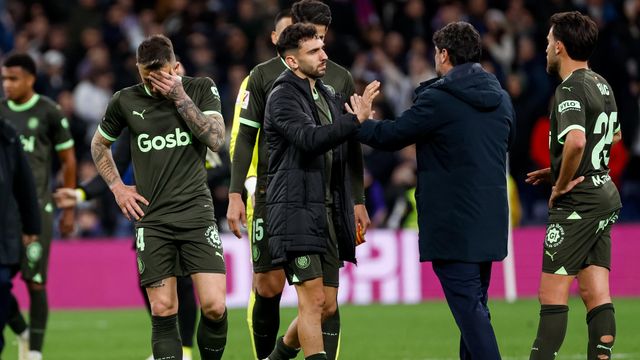 Los jugadores del Girona, cabizbajos tras la derrota en el Santiago Bernabéu