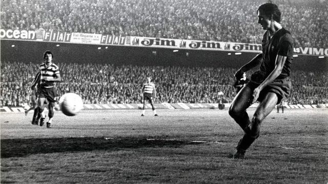 Johan Cruyff marcó dos goles en su debut contra el Granada