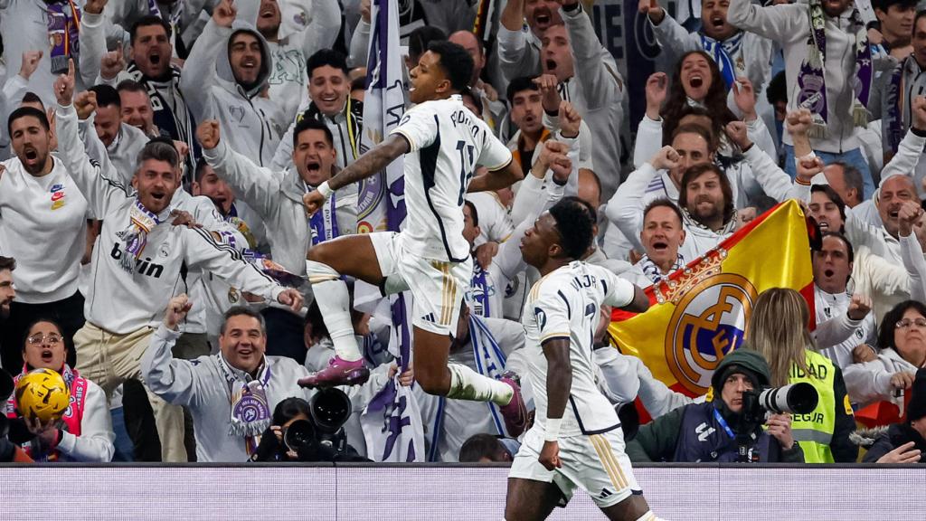 La afición del Real Madrid celebra un gol de su equipo ante el Girona