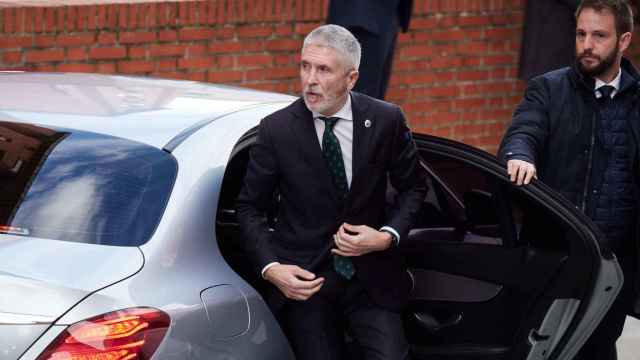 El ministro del Interior, Fernando Grande-Marlaska, a su llegada a la capilla ardiente de uno de los guardias civiles fallecidos en Barbate